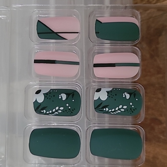 2/$16 Boho Floral Press On Nails - Picture 10 of 10